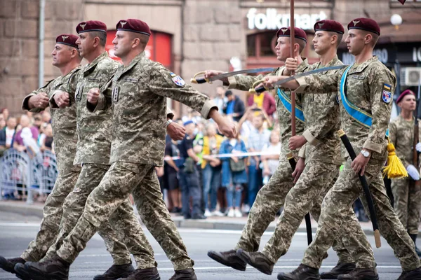 Ucrania, Kiev - 18 de agosto de 2021: Fuerzas aéreas. Militar ucraniano. Hay un destacamento de rescatistas. Rescatadores. El sistema militar está marchando en el desfile. Marcha de la multitud. Soldados del ejército — Foto de Stock