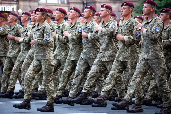 Ucrânia, Kiev - 18 de agosto de 2021: Forças aéreas. Militar ucraniano. Há um destacamento de socorristas. Resgatadores. O sistema militar está a marchar no desfile. Marcha da multidão. Soldados do exército — Fotografia de Stock