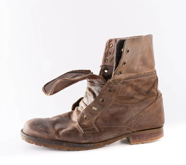 Vecchie scarpe su sfondo bianco. Scarpa marrone cuoio. Scarpe indossate. — Foto Stock