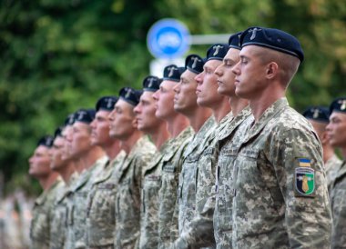 Ukrayna, Kyiv - 18 Ağustos 2021: hava kuvvetleri. Ukrayna ordusu. Kurtarıcılardan oluşan bir müfreze var. Kurtarıcılar. Askeri sistem geçit töreninde yürüyor. Kalabalığın yürüyüşü. Ordu askerleri.