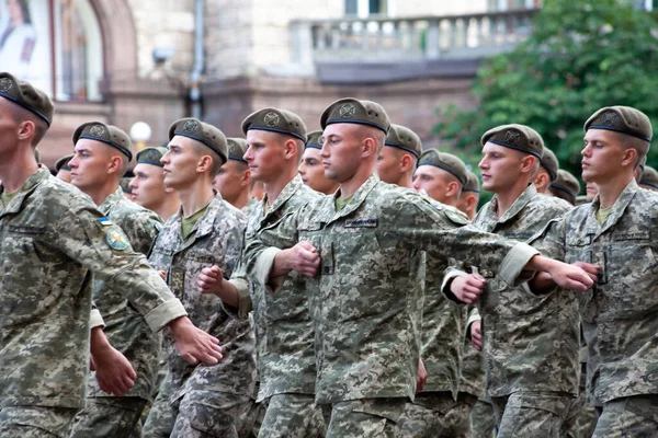 乌克兰，基辅- 2021年8月18日：空降部队。乌克兰军队。有一支救援队.救援人员。军事系统正在阅兵式中行进.人群中的三月。陆军士兵 — 图库照片