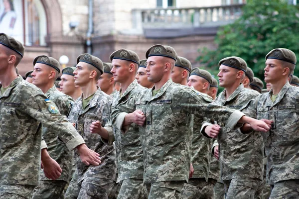 Ukraine, Kiev - 18 août 2021 : Forces aéroportées. L'armée ukrainienne. Il y a un détachement de sauveteurs. Sauveteurs. Le système militaire marche dans le défilé. Marche de la foule. Soldats — Photo