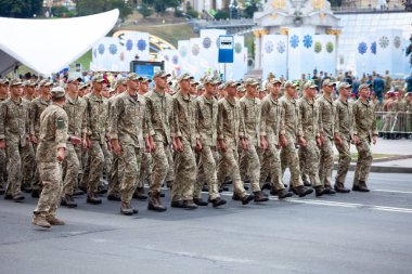 Ukrayna, Kyiv - 18 Ağustos 2021: hava kuvvetleri. Ukrayna ordusu. Kurtarıcılardan oluşan bir müfreze var. Kurtarıcılar. Askeri sistem geçit töreninde yürüyor. Kalabalığın yürüyüşü. Ordu askerleri.