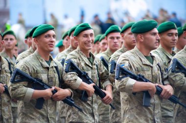 Ukrayna, Kyiv - 18 Ağustos 2021: hava kuvvetleri. Ukrayna ordusu. Kurtarıcılardan oluşan bir müfreze var. Kurtarıcılar. Askeri sistem geçit töreninde yürüyor. Kalabalığın yürüyüşü. Ordu askerleri.