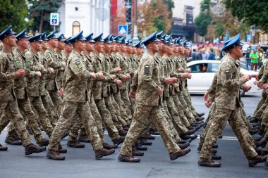 Ukrayna, Kyiv - 18 Ağustos 2021: hava kuvvetleri. Ukrayna ordusu. Kurtarıcılardan oluşan bir müfreze var. Kurtarıcılar. Askeri sistem geçit töreninde yürüyor. Kalabalığın yürüyüşü. Ordu askerleri.