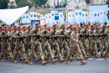 Ukrayna, Kyiv - 18 Ağustos 2021: hava kuvvetleri. Ukrayna ordusu. Kurtarıcılardan oluşan bir müfreze var. Kurtarıcılar. Askeri sistem geçit töreninde yürüyor. Kalabalığın yürüyüşü. Ordu askerleri.