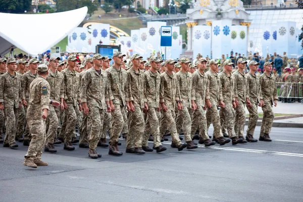 Ukrayna, Kyiv - 18 Ağustos 2021: hava kuvvetleri. Ukrayna ordusu. Kurtarıcılardan oluşan bir müfreze var. Kurtarıcılar. Askeri sistem geçit töreninde yürüyor. Kalabalığın yürüyüşü. Ordu askerleri.