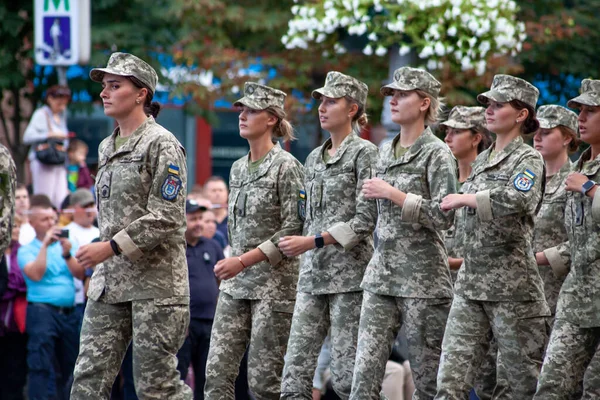 Ukrayna, Kyiv - 18 Ağustos 2021: Askeri kızlar. Hava kuvvetleri. Ukrayna ordusu. Geçit töreninde yürüyen bir kurtarma ekibi var. Yürüyüş kalabalık. Ordu askerleri. Üniformalı kadın asker.