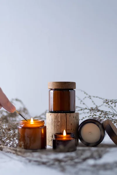 A set of soy candles in a brown glass jar with a wooden lid. Aroma candle. Aromatherapy. — Stock Photo, Image