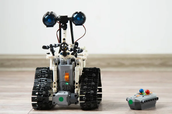 コントロールパネルの子供のデザイナーからのロボット。DIY教育玩具。床には無線制御のロボットが乗っている。行動中のロボット工学。コンストラクタからのロボット — ストック写真