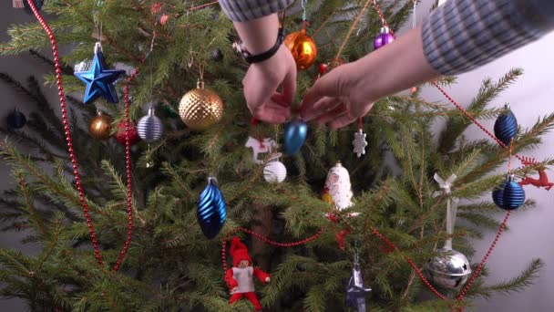 Christmas tree at home. Decor. Green coniferous branches close up. Decorate the Christmas tree with toys and balls. New Years Eve. Home life. Simple miscellaneous toys. — 图库视频影像