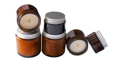 Beyaz arka planda izole edilmiş cam kavanozlardaki farklı aroma mumları. Kokulu el yapımı mum. Soya, balmumu ve parafin mumları.