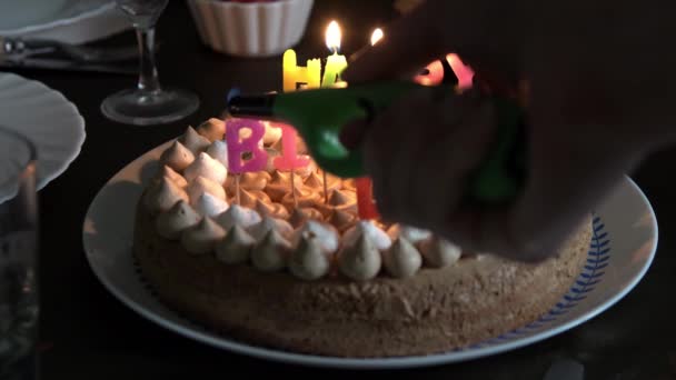 Narozeninový dort. Svíčky na dortu. Hořící svíčka. Všechno nejlepší. — Stock video