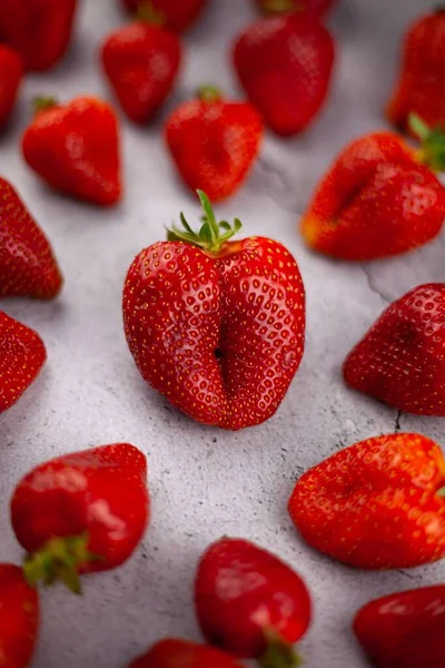 Φράουλες στο πάνω τραπέζι. Μοτίβα με κόκκινα. Καλλιέργεια φράουλα. Φαγητό ακόμα ζωή στο προσκήνιο. Φόντο κόκκινου μούρου. — Φωτογραφία Αρχείου