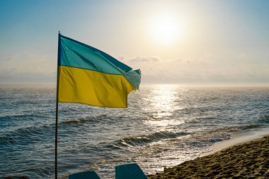 Karadeniz 'de Ukrayna bayrağı. Odessa kıyısında. Şafak, gökyüzü ve doğa. Ukrayna sahil beldesi. Özgürlük için. Savaşı durdurun.