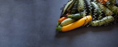 Masanın üzerinde çok renkli kabak sarısı, yeşil, beyaz, turuncu bir set. Yemek arkaplanı. Taze hasat edilmiş kabak, kesilmiş yaz kabağı. Yeşil kabak topladım. Mutfakta hayat devam ediyor