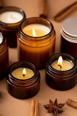 Beyaz arka planda cam kavanozlarda farklı aroma mumları. Kokulu el yapımı mum. Soya mumları kavanozda yanıyor. Balmumu ve parafin kavanozda.