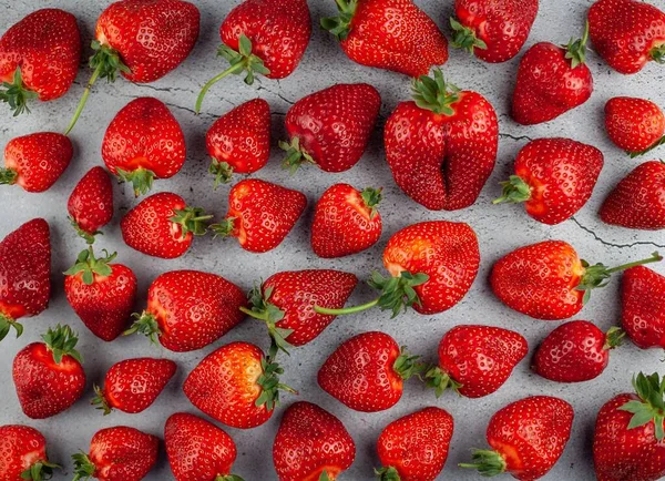 Erdbeeren auf der Tischplatte. Rote Beeren. Erdbeerernte. Lebensmittelstillleben im Rampenlicht. Rote Beere Hintergrund. — Stockfoto