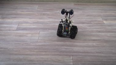 Kontrol panelindeki çocuk tasarımcıdaki robot. Eğitici oyuncaklar. Uzaktan kumandalı bir robot yerde geziyor. Robotlar iş başında
