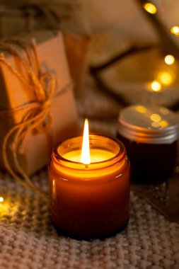 Beyaz arka planda cam kavanozlarda farklı aroma mumları. Kokulu el yapımı mum. Soya mumları kavanozda yanıyor. Balmumu ve parafin kavanozda.