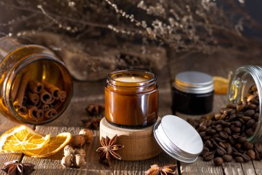 Beyaz arka planda cam kavanozlarda farklı aroma mumları. Kokulu el yapımı mum. Soya mumları kavanozda yanıyor. Balmumu ve parafin kavanozda.