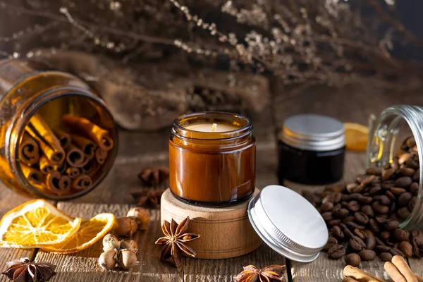 Beyaz arka planda cam kavanozlarda farklı aroma mumları. Kokulu el yapımı mum. Soya mumları kavanozda yanıyor. Balmumu ve parafin kavanozda.