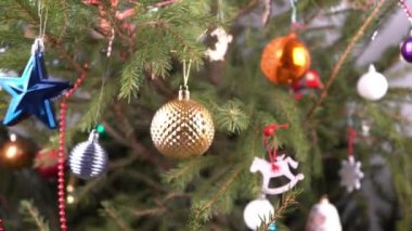 Evde Noel ağacı var. Dekorasyon. Yeşil kozalaklı dallar kapanıyor. Noel ağacını oyuncaklar ve toplarla süsleyin. Yeni yıl arifesi. Ev hayatı. Basit çeşitli oyuncaklar..