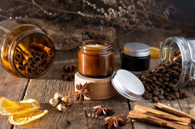 Beyaz arka planda cam kavanozlarda farklı aroma mumları. Kokulu el yapımı mum. Soya mumları kavanozda yanıyor. Balmumu ve parafin kavanozda.