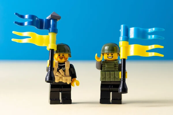 Ukrayna bayraklı küçük lego adamlar. Mavi bayrak taşıyan minyatür bir oyuncak adam. Ukrayna halkının desteği için. Ukrayna, Kyiv - 20 Mart 2022 — Stok fotoğraf