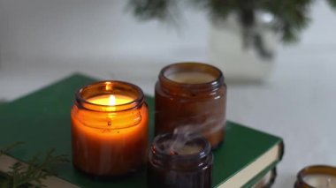 Beyaz arka planda cam kavanozlarda farklı aroma mumları. Kokulu el yapımı mum. Soya mumları kavanozda yanıyor. Balmumu ve parafin kavanozda.