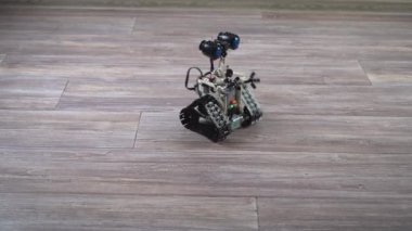 Kontrol panelindeki çocuk tasarımcıdaki robot. Eğitici oyuncaklar. Uzaktan kumandalı bir robot yerde geziyor. Robotlar iş başında