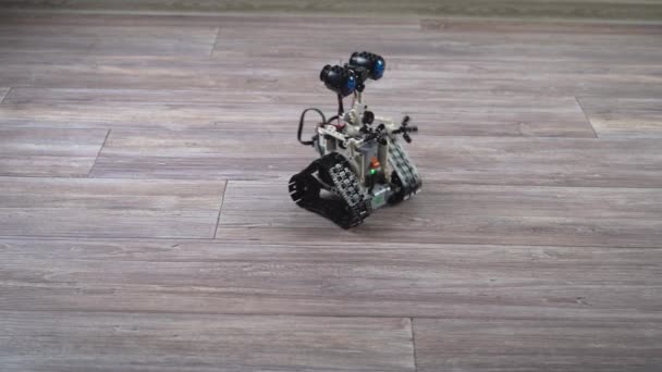 Robot od projektanta dziecięcego na panelu sterowania. Zabawka edukacyjna DIY. Sterowany radiowo robot jeździ po podłodze. Robotyka w akcji — Wideo stockowe