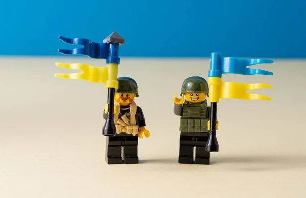 Lego hombrecitos con banderas de Ucrania. Un muñeco de juguete minifigura con una bandera azul. Apoyo al pueblo ucraniano. Ucrania, Kiev - 20 de marzo de 2022 — Foto de Stock