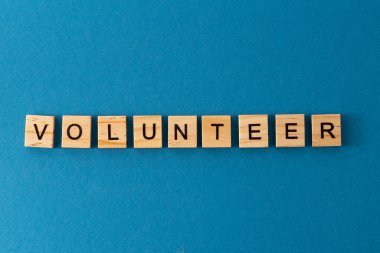 Sözcük ahşap harflerle yazılmıştır. Üst Manzara. Motivasyon.