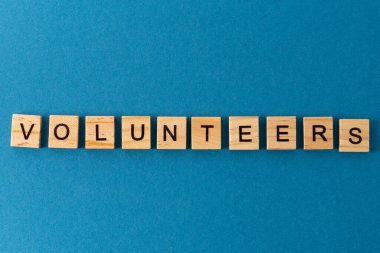 Sözcük ahşap harflerle yazılmıştır. Üst Manzara. Motivasyon.