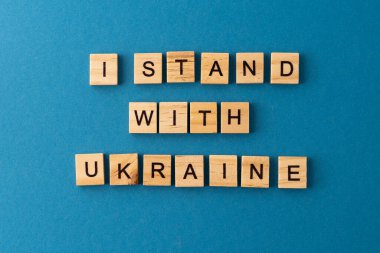 Sözcük ahşap harflerle yazılmıştır. Üst Manzara. Motivasyon.