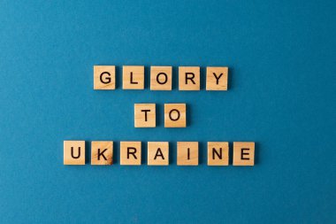 Sözcük ahşap harflerle yazılmıştır. Üst Manzara. Motivasyon.