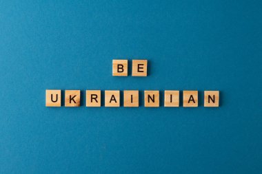Sözcük ahşap harflerle yazılmıştır. Üst Manzara. Motivasyon.