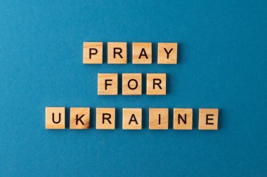 Sözcük ahşap harflerle yazılmıştır. Üst Manzara. Motivasyon.