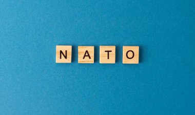 Sözcük ahşap harflerle yazılmıştır. Üst Manzara. Motivasyon.