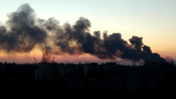 Een civiel woongebouw in Kiev, Oekraïne, brandt en rookt zwaar nadat het tijdens de oorlog en de Russische aanval op Oekraïne door Russische raketten is gebombardeerd. Rook en vuur. maart 2022 — Stockvideo