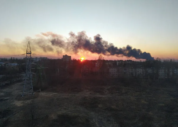 Un edificio residencial civil en Kiev, Ucrania, quema y fuma mucho después de haber sido bombardeado por misiles rusos durante la guerra y el ataque ruso contra Ucrania. Humo y fuego. Marzo de 2022 — Foto de Stock