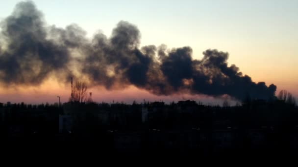 Een civiel woongebouw in Kiev, Oekraïne, brandt en rookt zwaar nadat het tijdens de oorlog en de Russische aanval op Oekraïne door Russische raketten is gebombardeerd. Rook en vuur. maart 2022 — Stockvideo