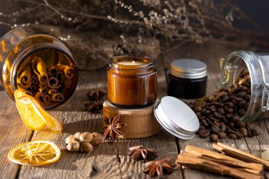 Beyaz arka planda cam kavanozlarda farklı aroma mumları. Kokulu el yapımı mum. Soya mumları kavanozda yanıyor. Balmumu ve parafin kavanozda.