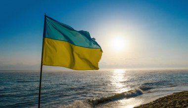 Karadeniz 'de Ukrayna bayrağı. Odessa kıyısında. Şafak, gökyüzü ve doğa. Ukrayna sahil beldesi. Özgürlük için. Savaşı durdurun.