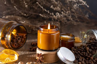 Beyaz arka planda cam kavanozlarda farklı aroma mumları. Kokulu el yapımı mum. Soya mumları kavanozda yanıyor. Balmumu ve parafin kavanozda.