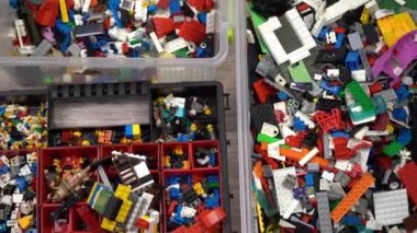 Lego. Oyuncak üreticisi çocuklar. Bir sürü renkli detay. Oyun ve inşaat için bloklar ve tuğlalar. Eğitici oyuncak. Lego figürleri. Sıralama ve depolama. Oynayın. Kyiv, Ukrayna - 30 Mart 2022
