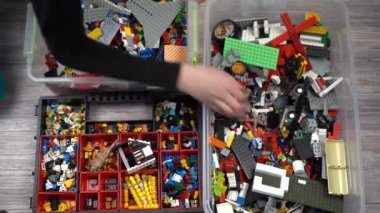 Lego. Oyuncak üreticisi çocuklar. Bir sürü renkli detay. Oyun ve inşaat için bloklar ve tuğlalar. Eğitici oyuncak. Lego figürleri. Sıralama ve depolama. Oynayın. Kyiv, Ukrayna - 30 Mart 2022.