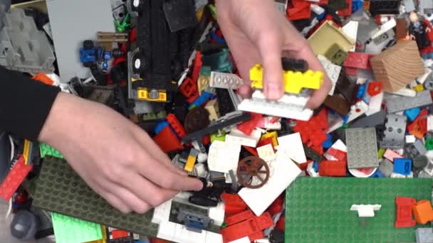 Lego. Konstruktor zabawek dla dzieci. Mnóstwo kolorowych szczegółów. Bloki i cegły do zabawy i budowania. Zabawka edukacyjna. Lego się zgadza. Sortowanie i przechowywanie. Zagraj. Kijów, Ukraina - 30 marca 2022. — Wideo stockowe