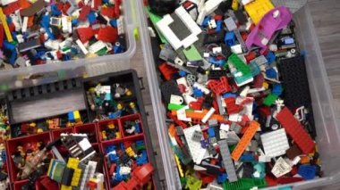 Lego. Oyuncak üreticisi çocuklar. Bir sürü renkli detay. Oyun ve inşaat için bloklar ve tuğlalar. Eğitici oyuncak. Lego figürleri. Sıralama ve depolama. Oynayın. Kyiv, Ukrayna - 30 Mart 2022.